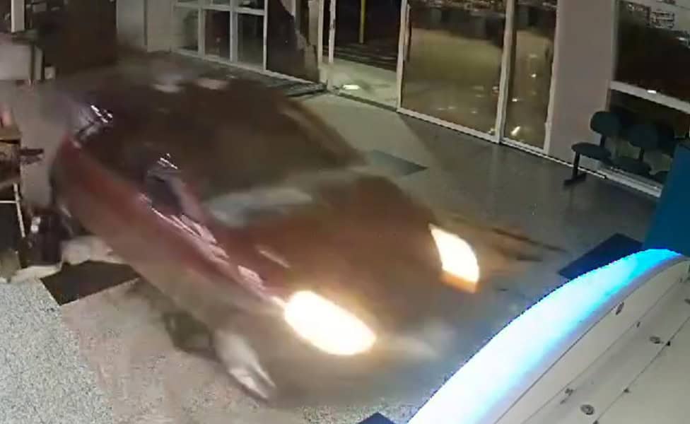 A mulher foi perseguida pelo suspeito até o local de trabalho dela, onde quebrou uma das portas da entrada do mercado com o veículo
Reprodução/Redes Sociais