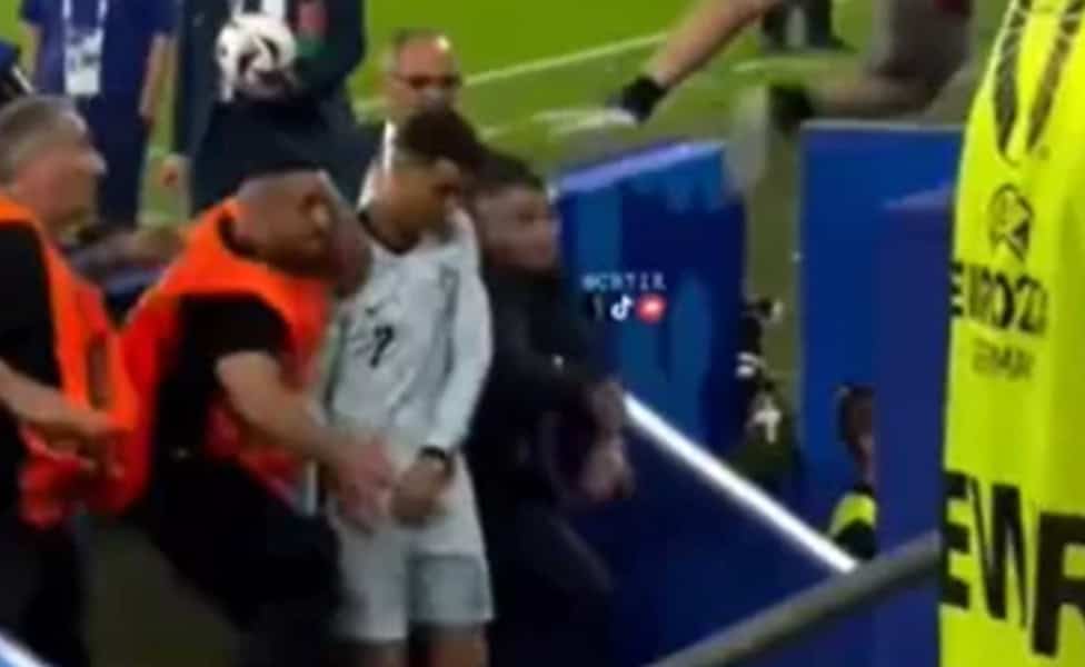 Segurança protegeu Cristiano Ronaldo após jogo de Portugal na Eurocopa
Imagem: Reprodução/X/18s7_