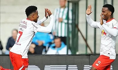 Eric Ramires e Helinho, do Red Bull Bragantino, comemoram gol marcado contra o Grêmio pelo Campeonato Brasileiro
Imagem: HEULER ANDREY/DIA ESPORTIVO/ESTADÃO CONTEÚDO