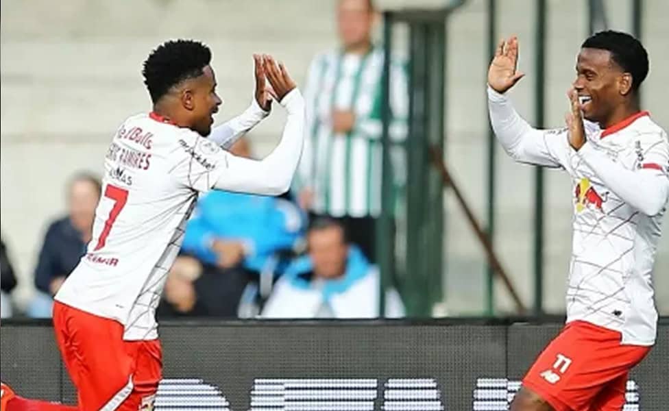 Eric Ramires e Helinho, do Red Bull Bragantino, comemoram gol marcado contra o Grêmio pelo Campeonato Brasileiro
Imagem: HEULER ANDREY/DIA ESPORTIVO/ESTADÃO CONTEÚDO