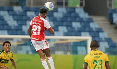 Wesley, do Inter, disputa a bola com jogadores do Cuiabá
Imagem: Divulgação/Sport Club Internacional