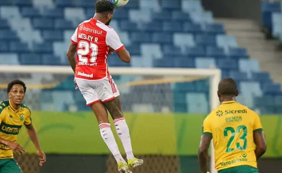 Wesley, do Inter, disputa a bola com jogadores do Cuiabá
Imagem: Divulgação/Sport Club Internacional