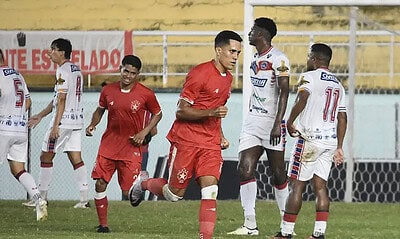 O meia-atacante Felipinho marcou um dos gols da vitória do Rio Branco. (Foto/Manoel Façanha)