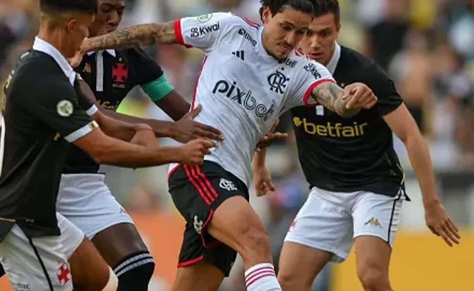 Pedro, do Flamengo, em ação no jogo contra o Vasco, pelo Brasileirão Imagem: Thiago Ribeiro/Agif