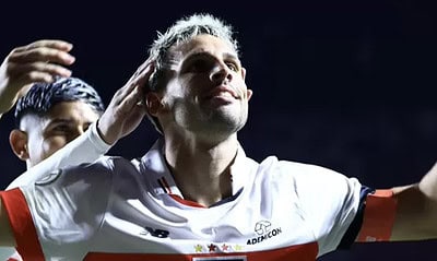 Calleri, do São Paulo, comemora seu gol contra o Cruzeiro, pelo Brasileirão Imagem: Marcello Zambrana/Agif