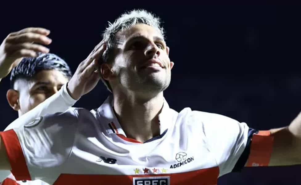 Calleri, do São Paulo, comemora seu gol contra o Cruzeiro, pelo Brasileirão Imagem: Marcello Zambrana/Agif
