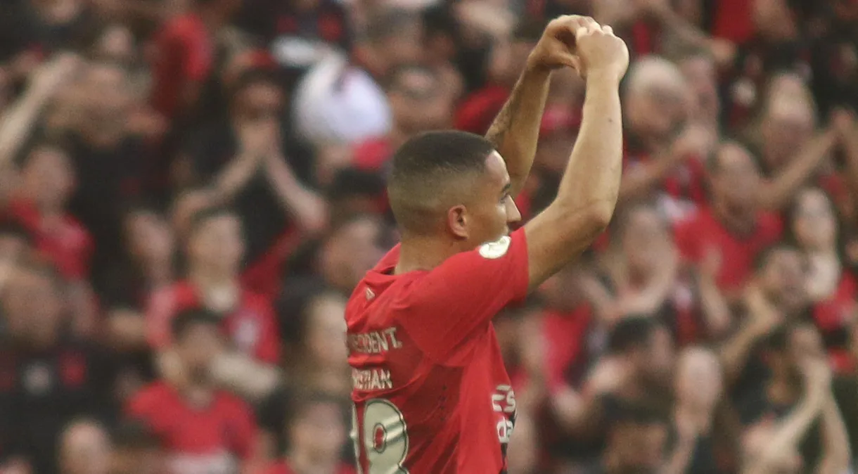 Cacá marca no fim e Corinthians arranca empate com Athletico-PR fora de casa