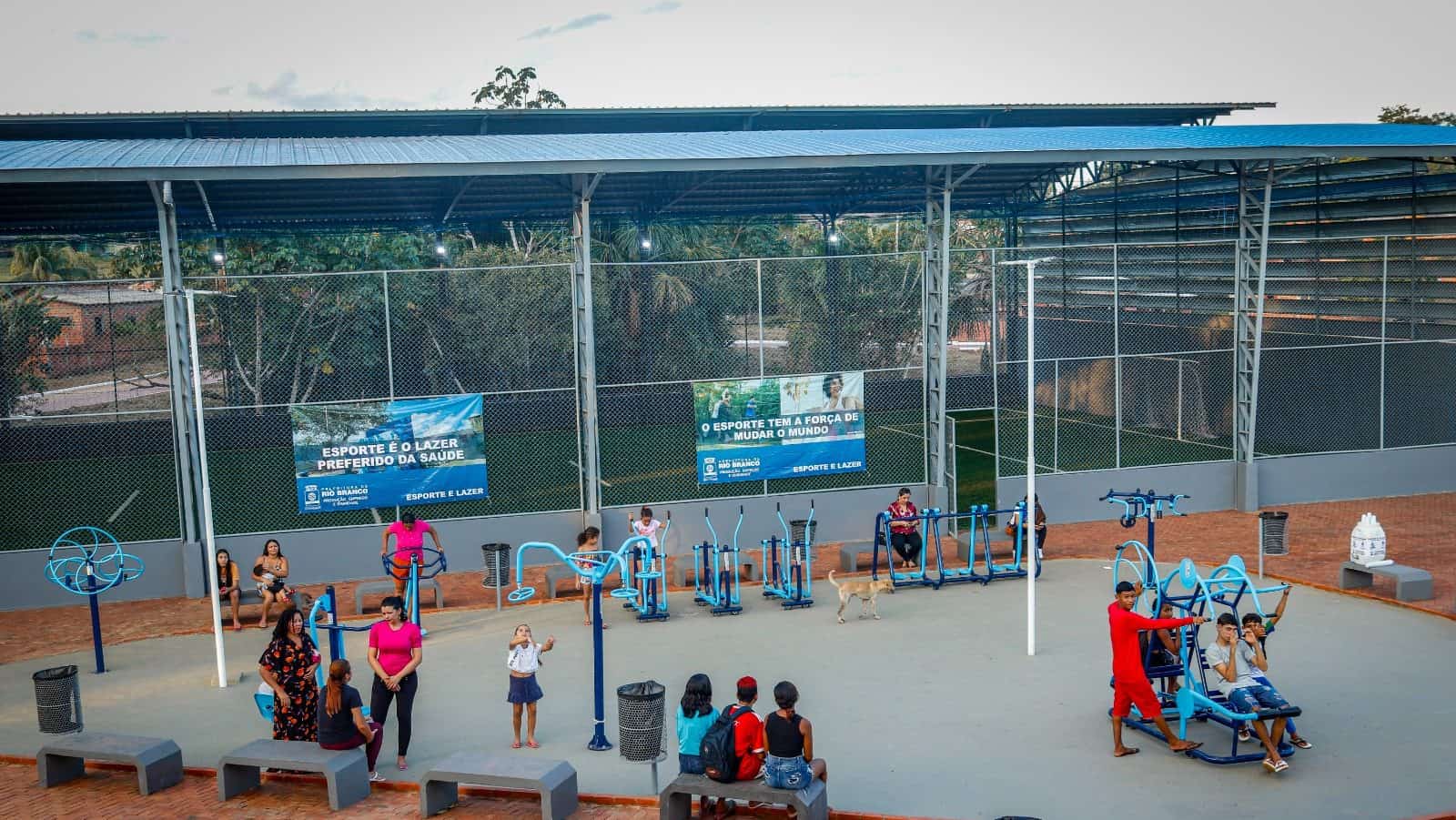 Prefeitura entrega quadra coberta, com grama sintética e academia ao ar livre no Israel Lira