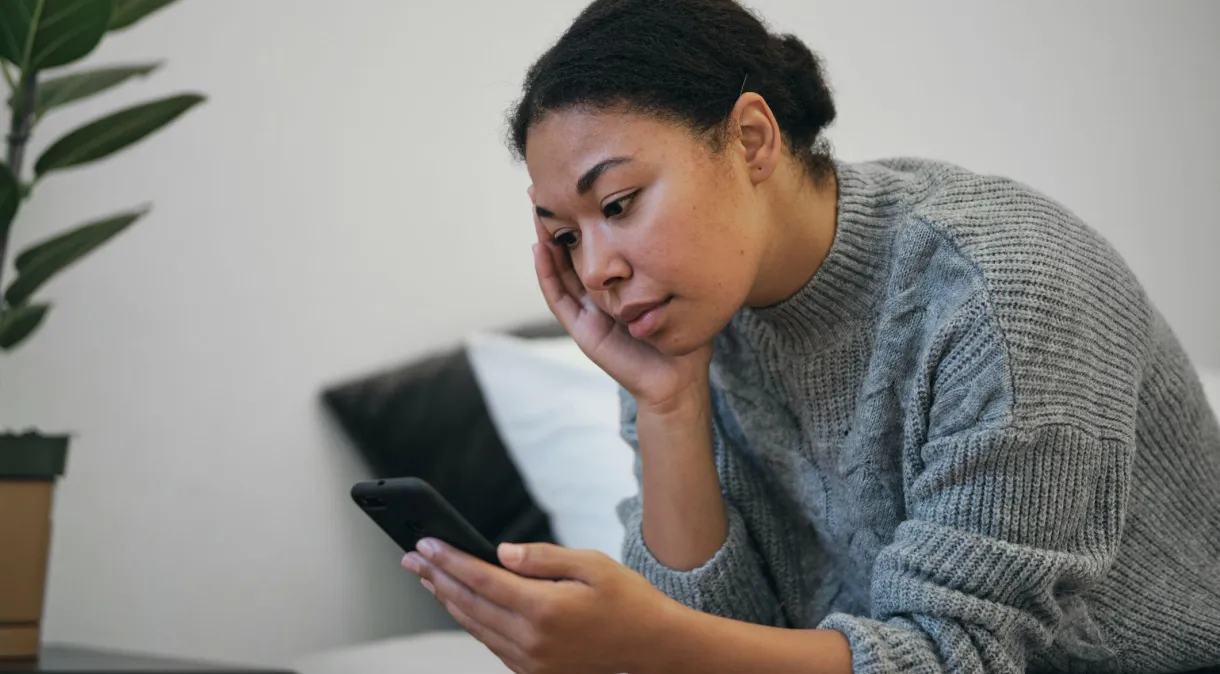 Brasileiros que passam mais tempo nas redes sociais são os que têm ansiedade