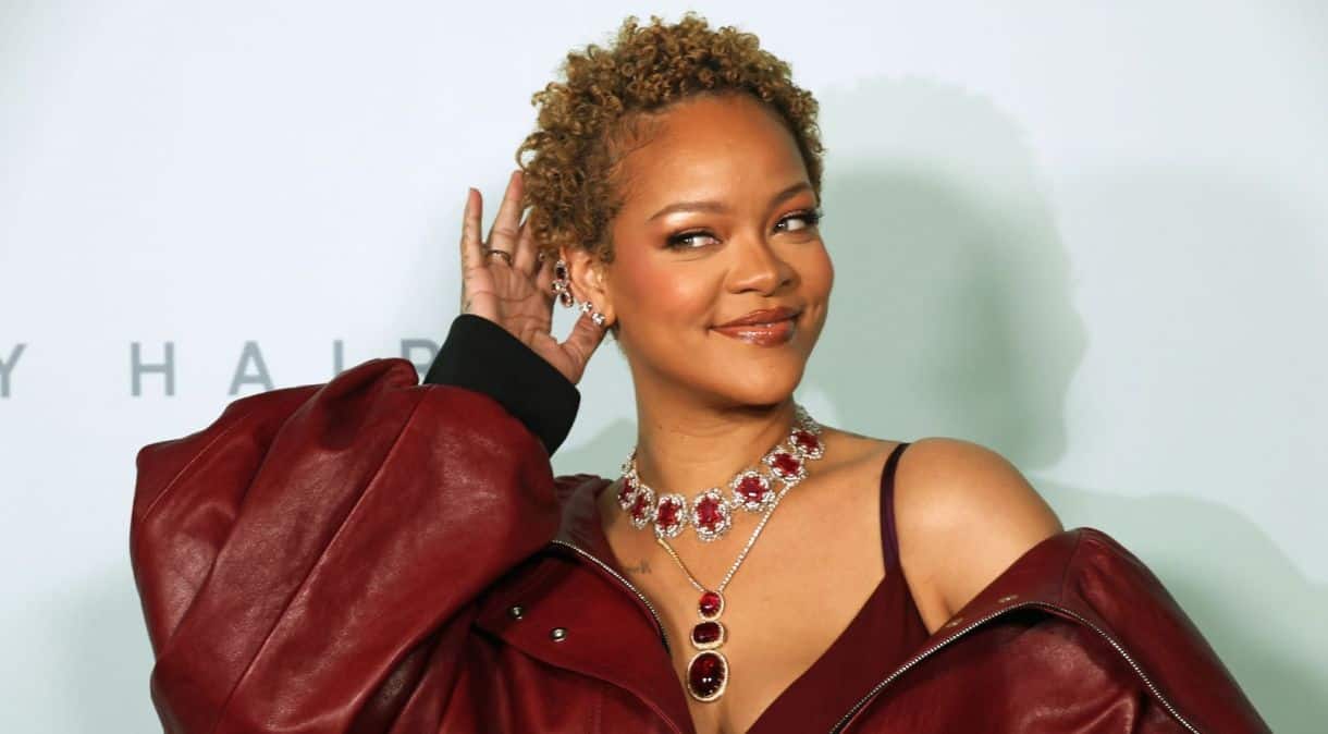 Rihanna mostra cabelo natural em festa da Fenty Hair