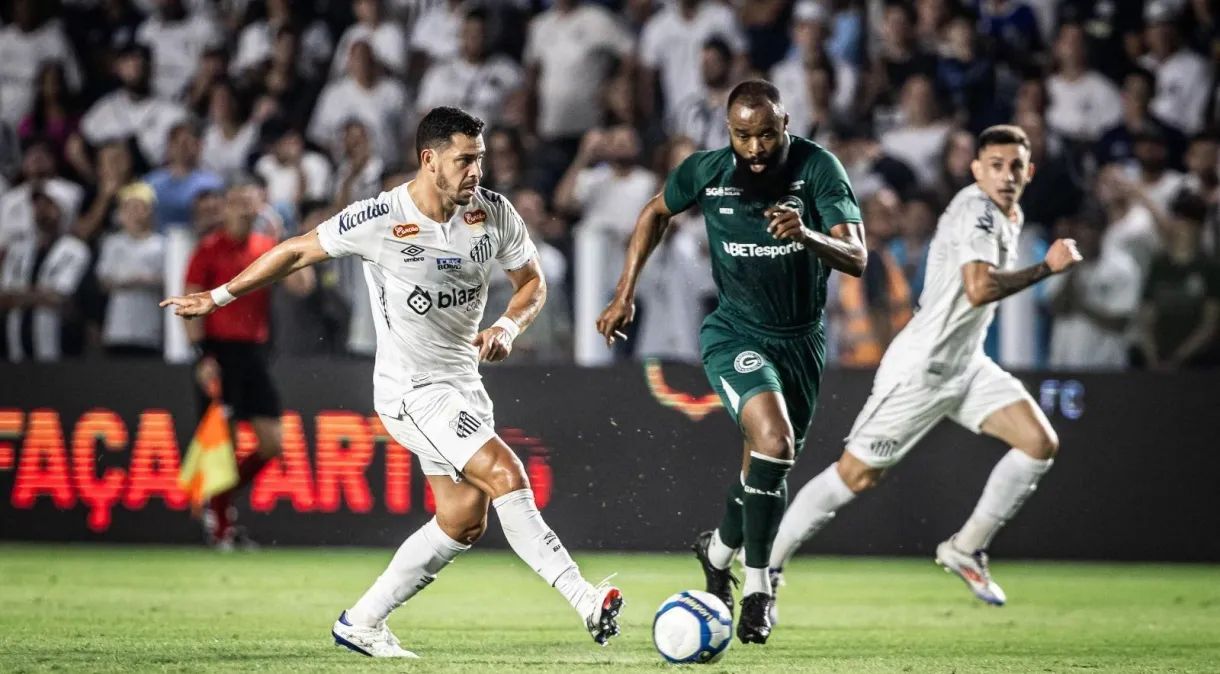 Tadeu falha feio, e Santos reencontra vitória diante do Goiás no Brasileirão Série B