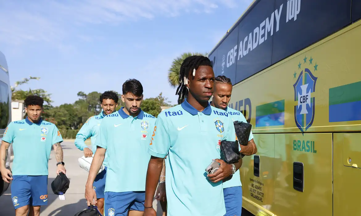 Seleção brasileira de futebol treina e embarca para o Texas, onde joga neste sábado (8)