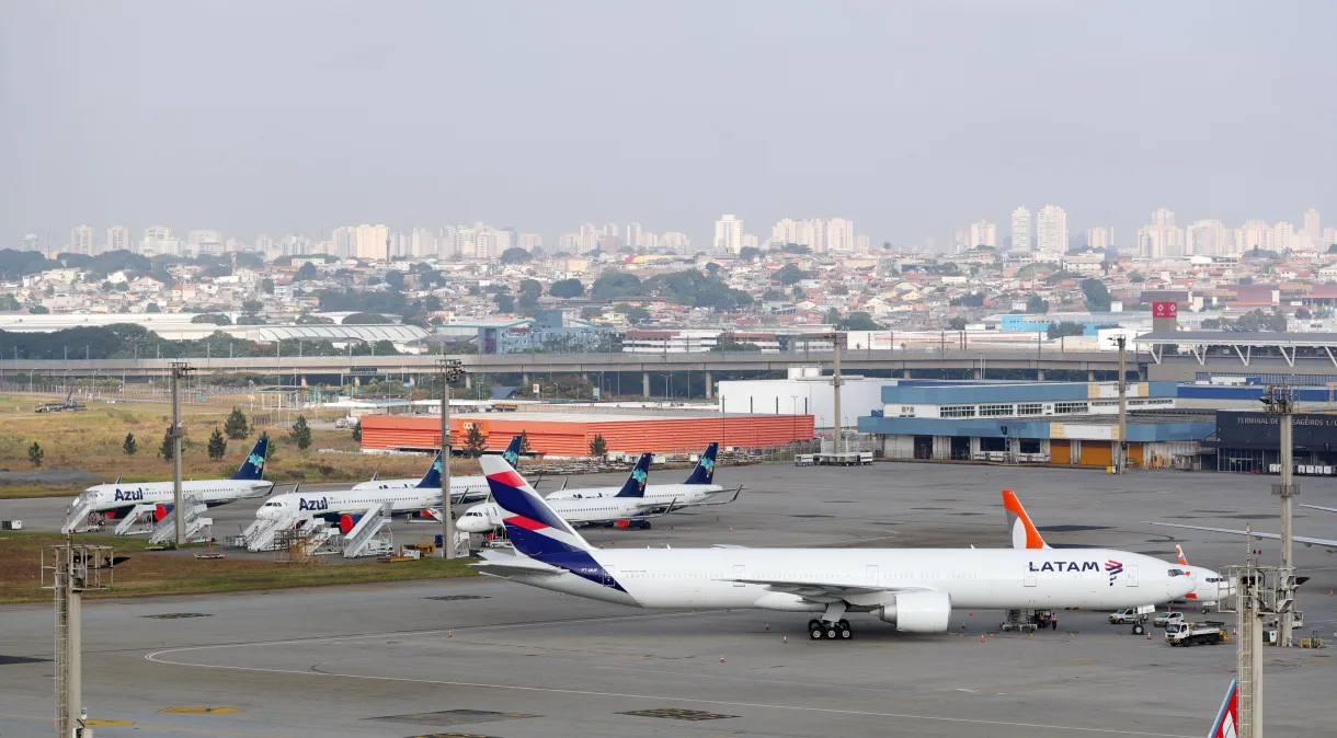 Confusões em voos aumentam quase 60% desde pandemia, e aéreas sugerem lista de “banidos de voar”