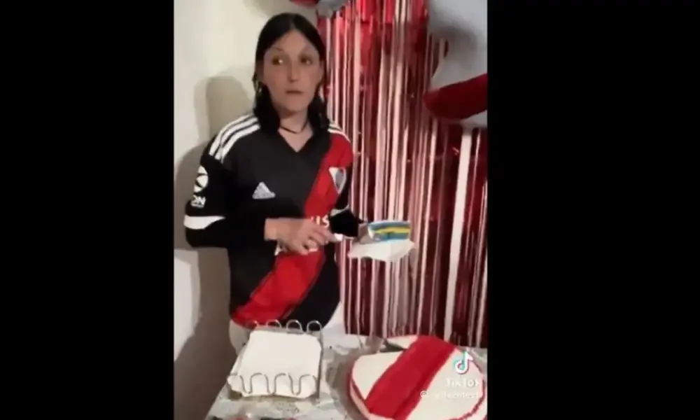 torcedora do river plate ganha bolo com as cores do boca junior e reacao viraliza nas redes e1717592309176 torcedora do river plate ganha bolo com as cores do boca junior e reacao viraliza nas redes e1717592309176