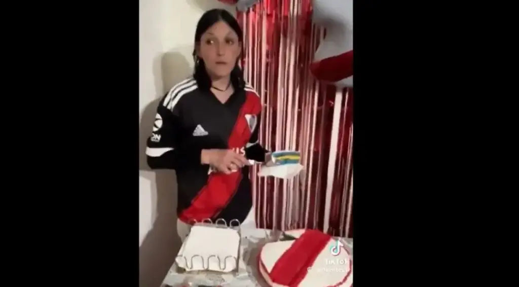 torcedora do river plate ganha bolo com as cores do boca junior e reacao viraliza nas redes e1717592309176
