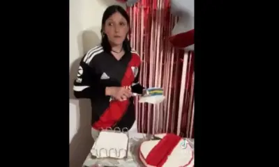 torcedora do river plate ganha bolo com as cores do boca junior e reacao viraliza nas redes e1717592309176 torcedora do river plate ganha bolo com as cores do boca junior e reacao viraliza nas redes e1717592309176