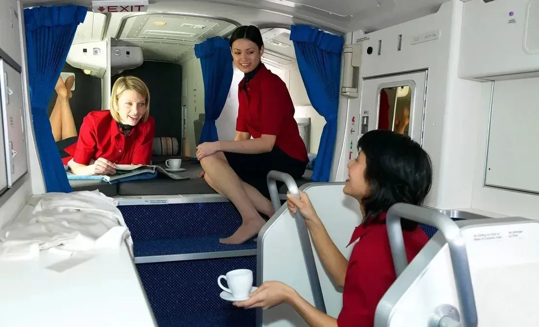 Conheça espaços escondidos nos aviões que estão fora do alcance dos passageiros