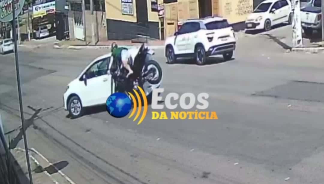 Motociclista é arremessado a uma altura de 3 metros após colidir em carro