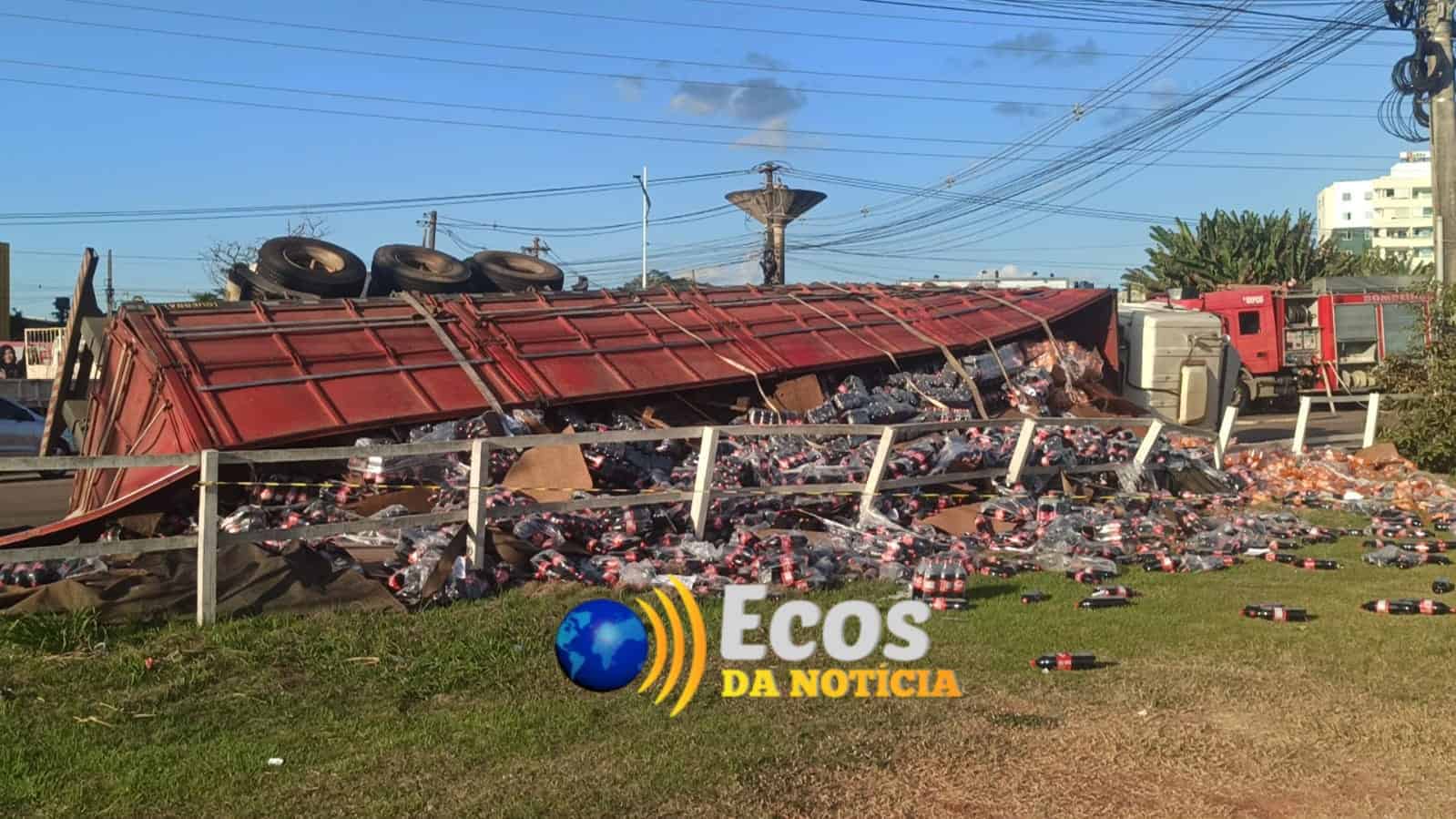 Carreta tomba com carga de refrigerantes e deixa motorista machucado em Rio Branco