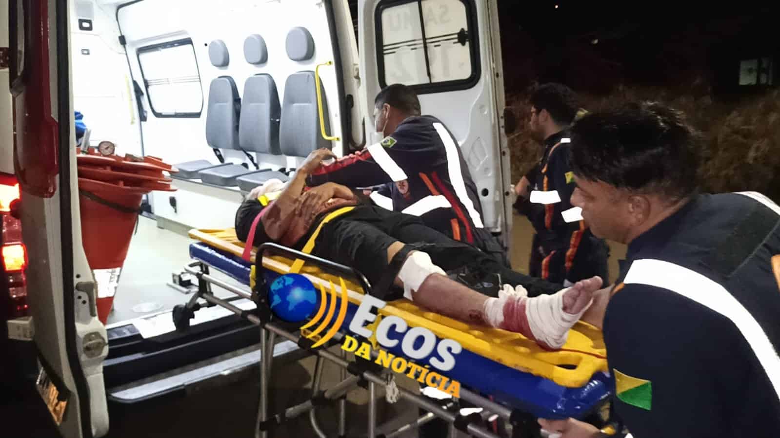 Colisão entre carro e moto deixa entregadores feridos em Rio Branco