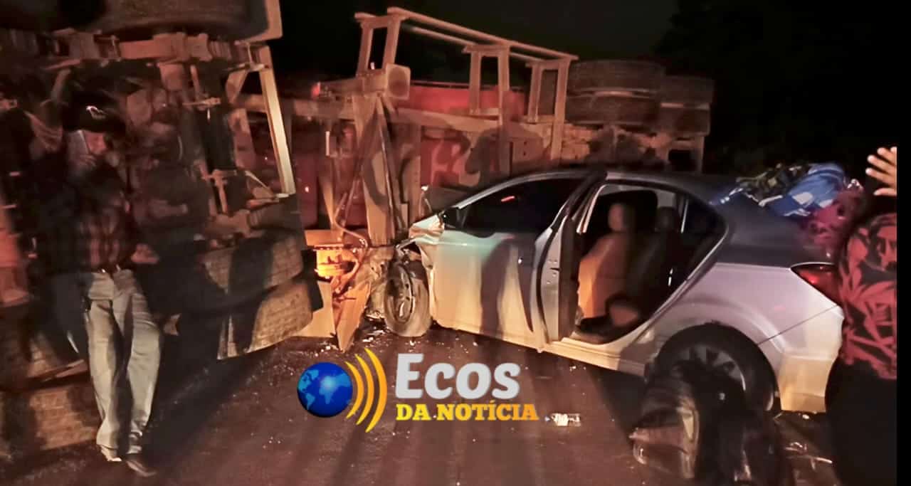 Motorista desvia de animal, tomba parte de carreta e causa colisão com carro