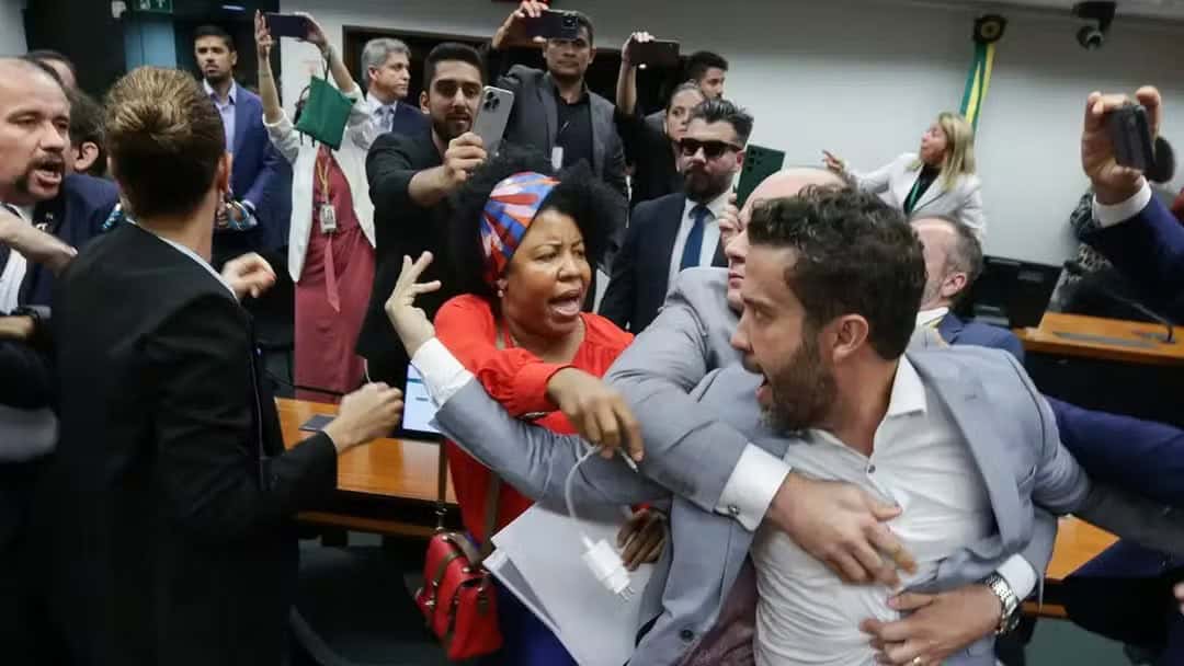 Câmara aprova urgência a projeto para punir deputados ‘brigões’