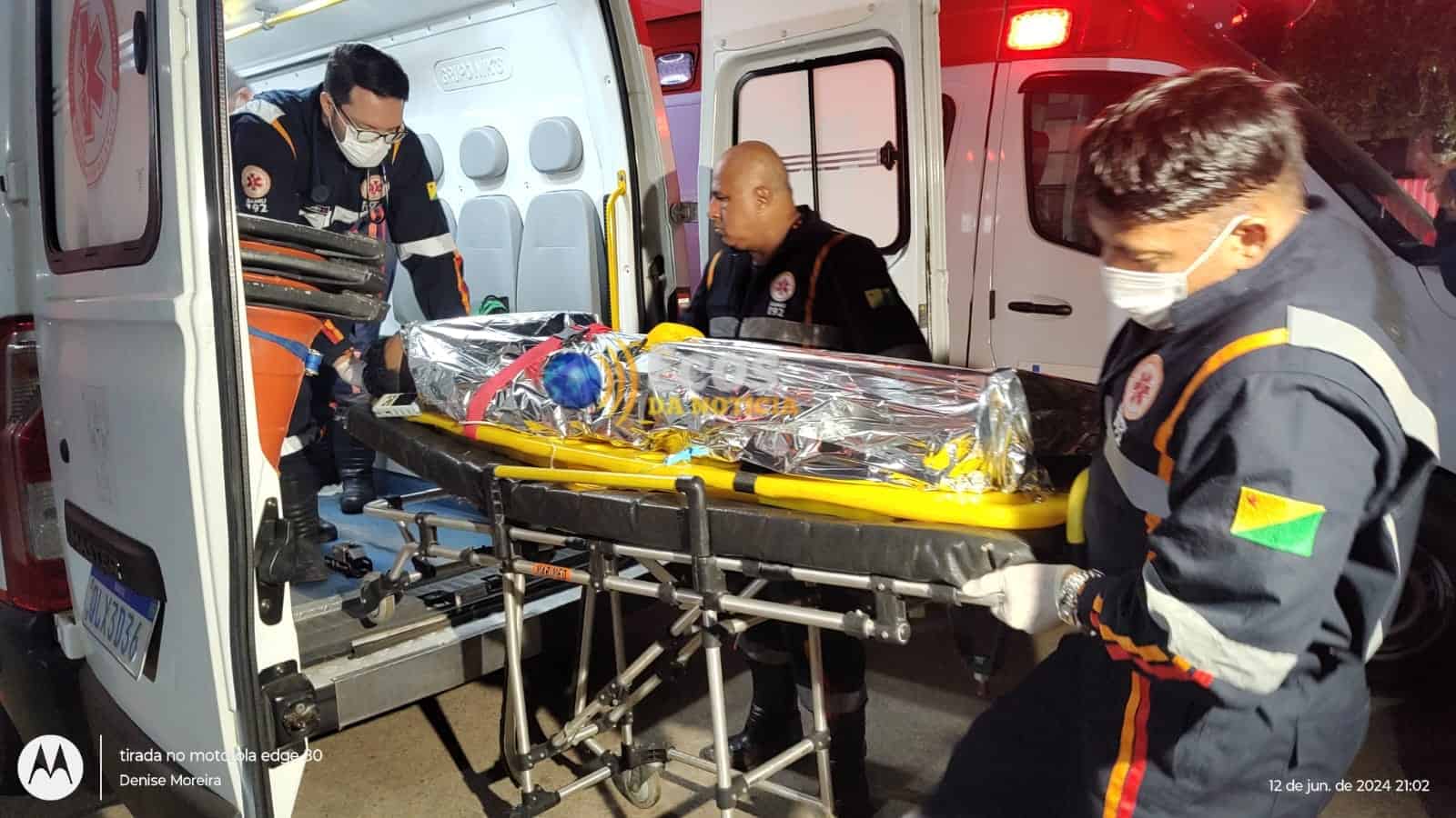 Jovem de 20 anos é ferido com um tiro enquanto tomava tereré com amigo na frente de sua residência