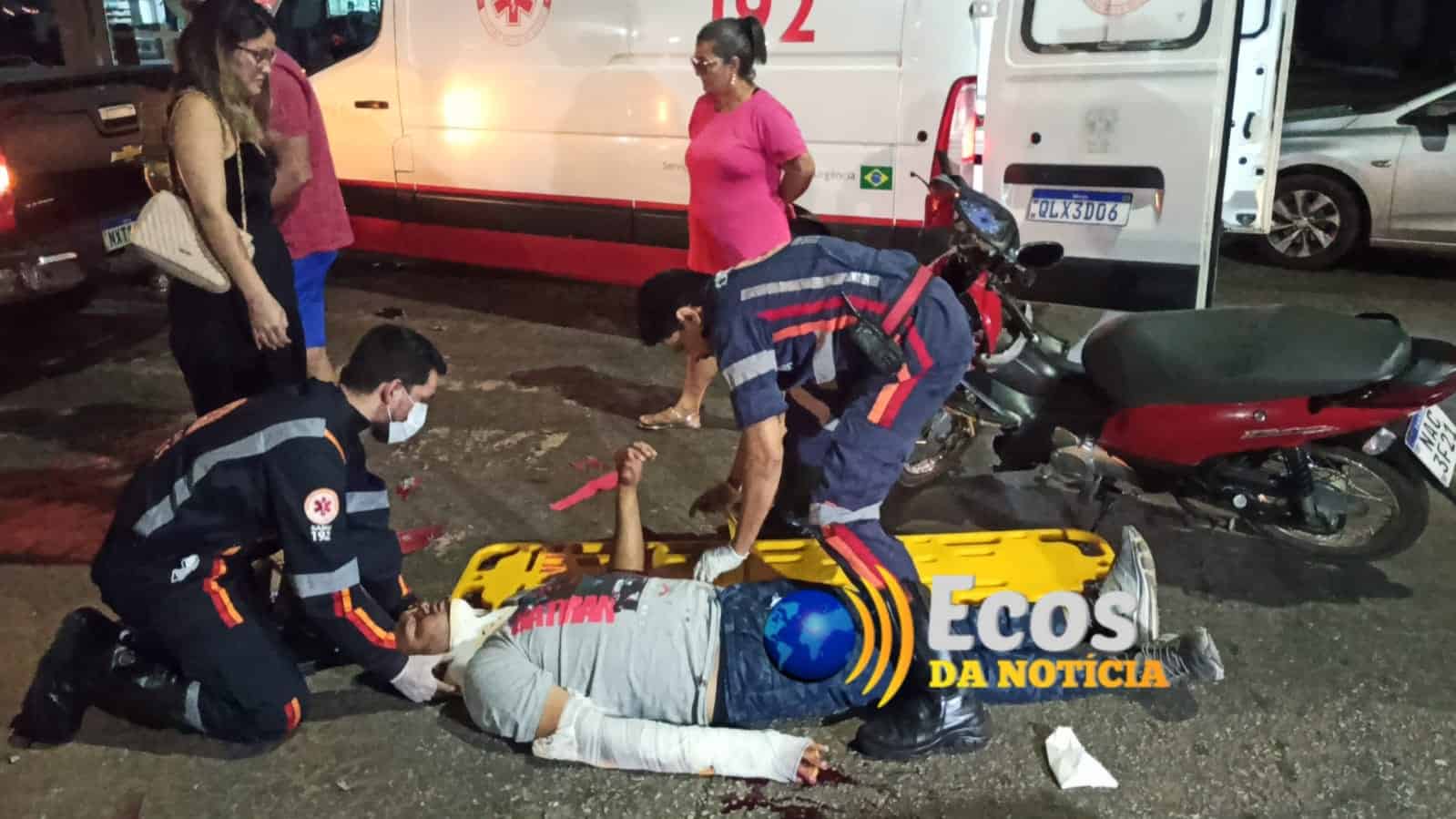 Colisão entre moto e caminhonete deixa entregador com fratura