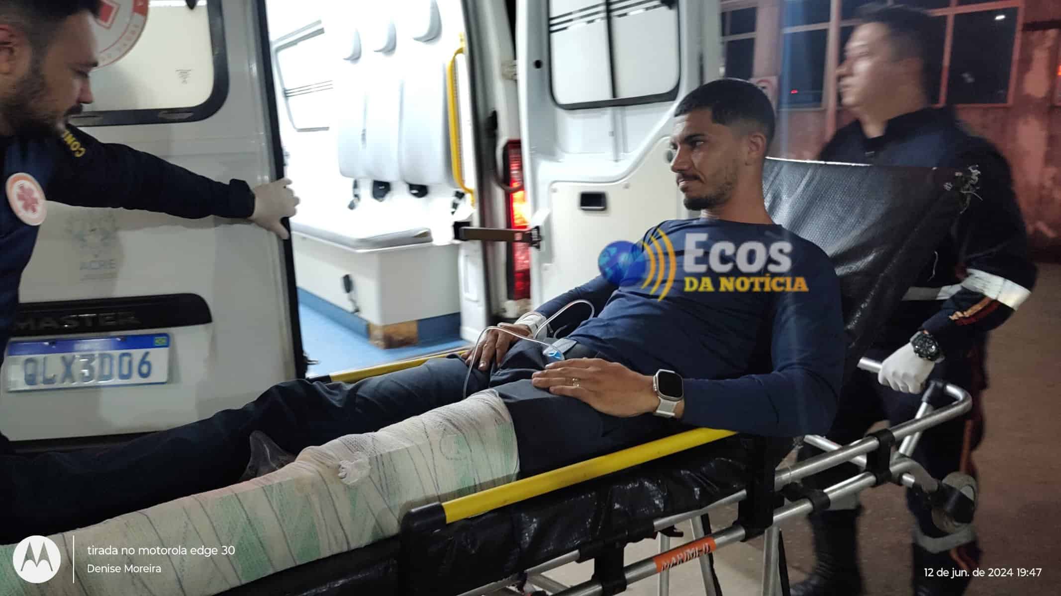 Colisão entre caminhonete e moto deixa jovem ferido em Rio Branco