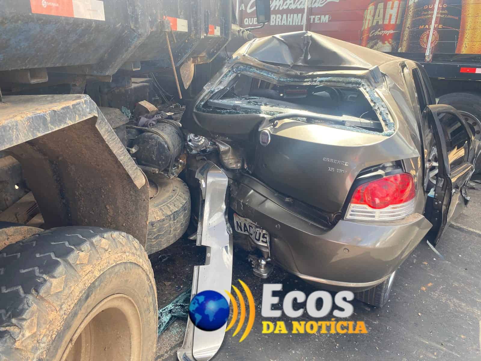 Colisão entre dois caminhões e um carro deixa danos materiais e avenida parcialmente bloqueada