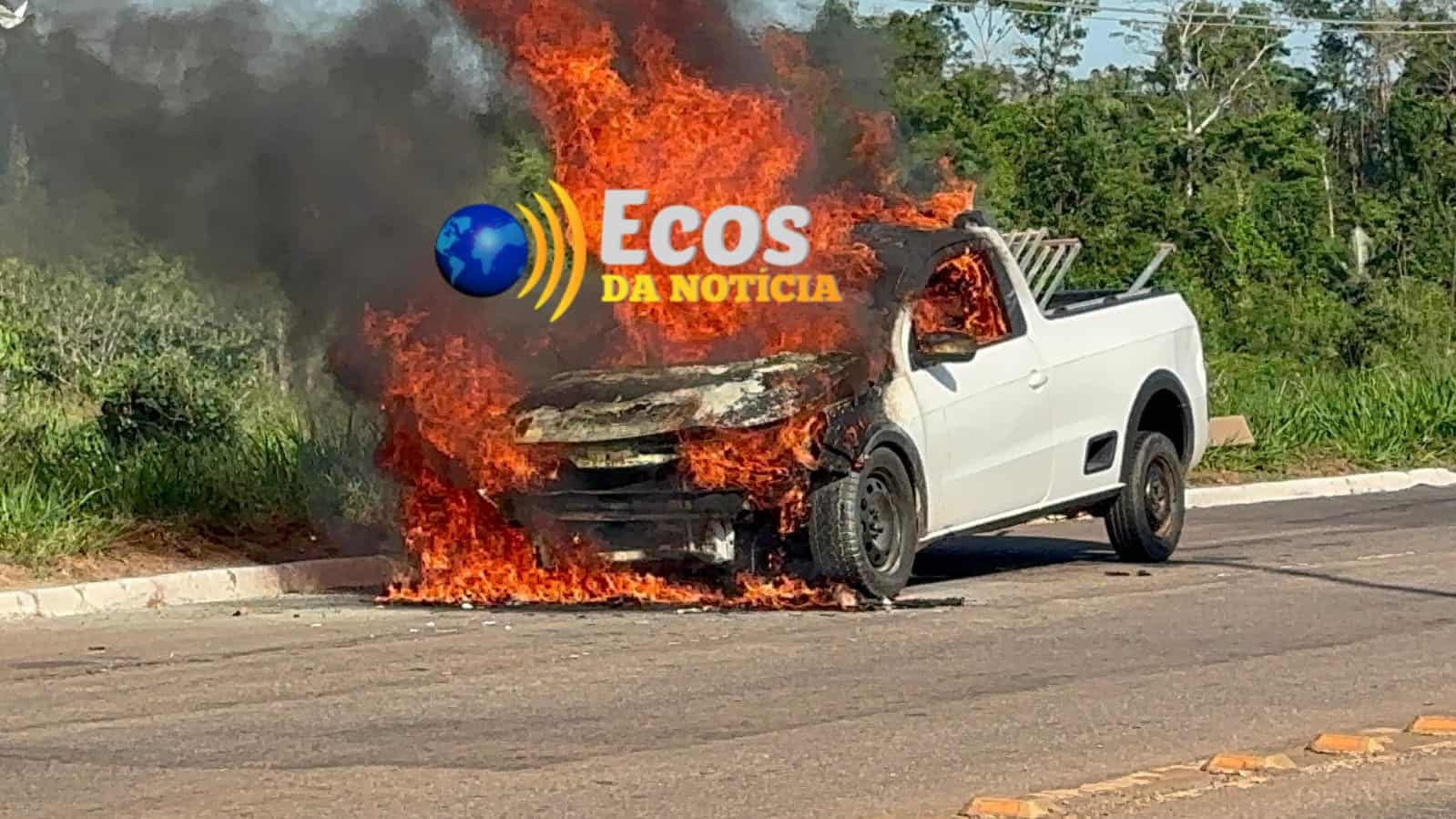 Pane elétrica no motor causa incêndio e carro é parcialmente consumido pelo fogo na Via Verde, em Rio Branco