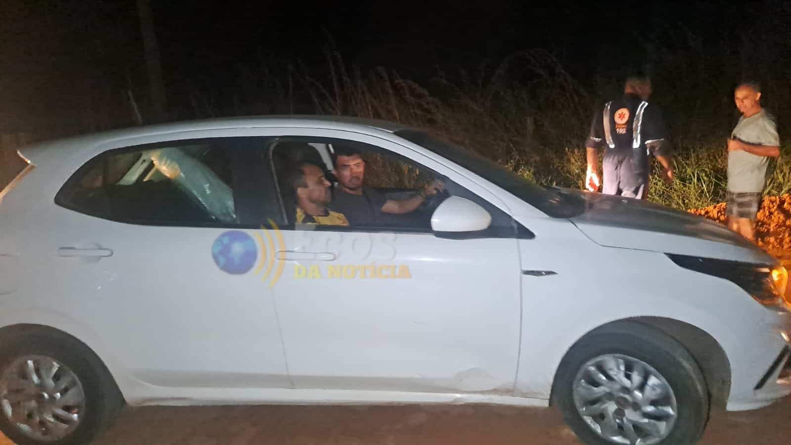 Motociclista de app colide com trator estacionado em rodovia