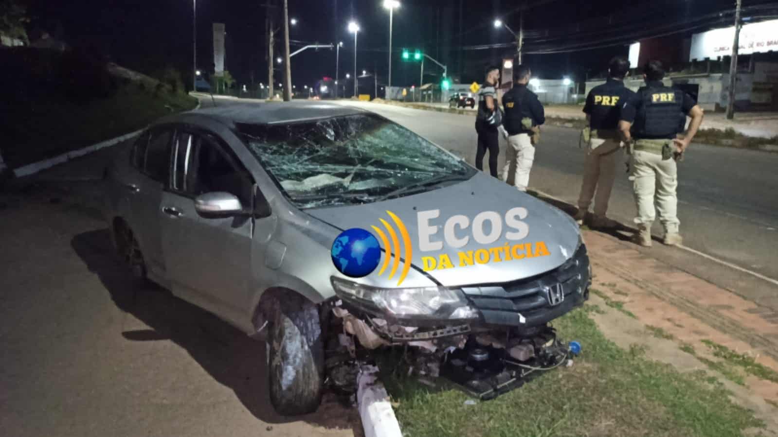 Motorista desvia de moto, perde controle do veículo e colide contra letreiro da FUNDHACRE na BR-364