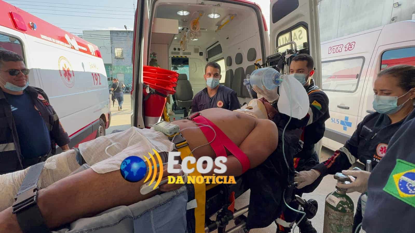 Entregador colide fortemente na traseira de caminhão e vai parar com fratura e entubado no Pronto-Socorro