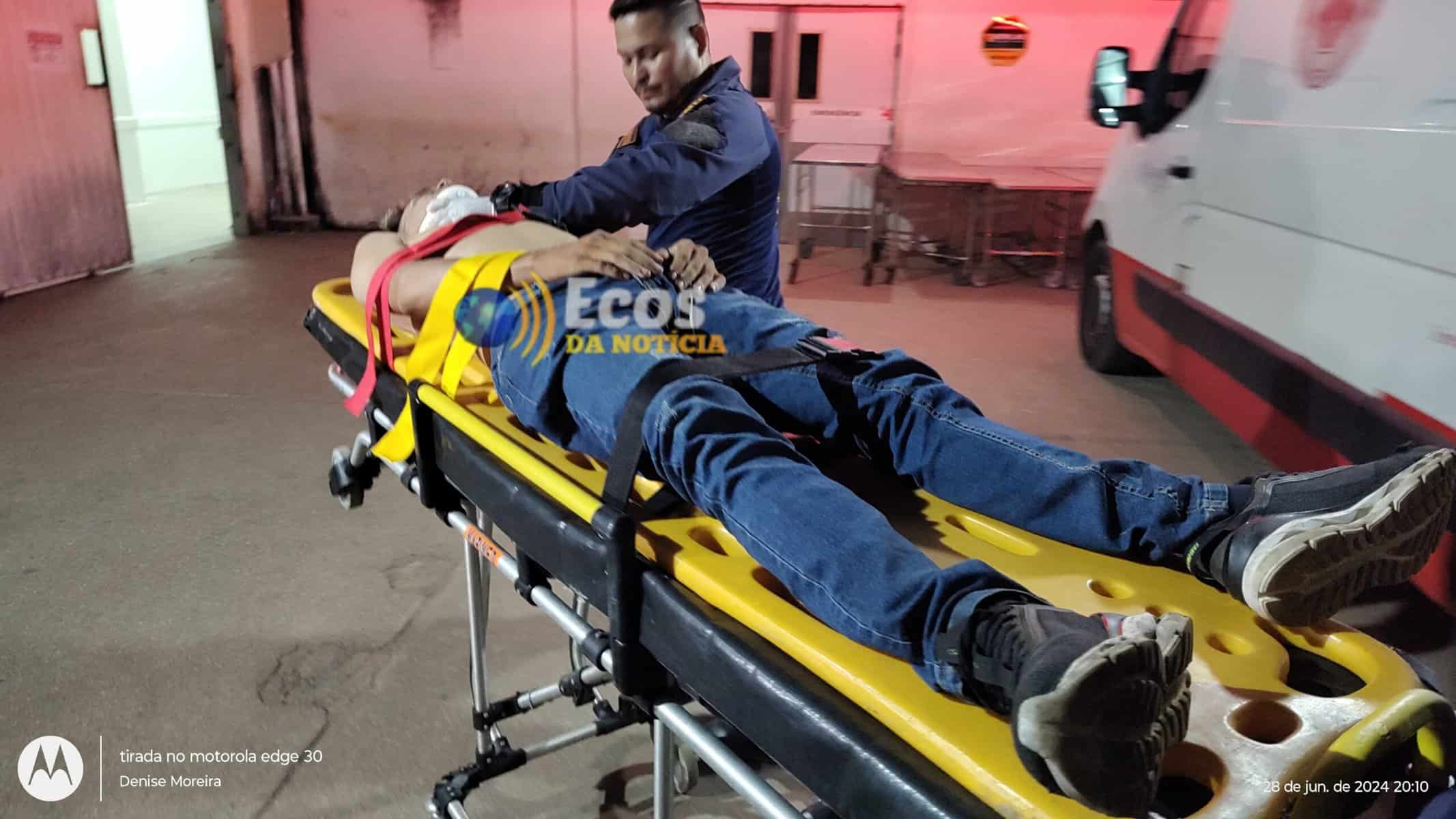 Colisão entre moto e carro deixa motociclista de aplicativo com fratura