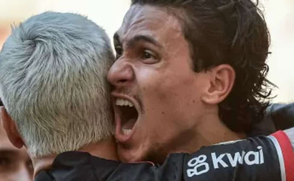 Pedro comemora gol marcado pelo Flamengo durante jogo contra o Atlético-GO, pelo Brasileirão Imagem: Thiago Ribeiro/AGIF