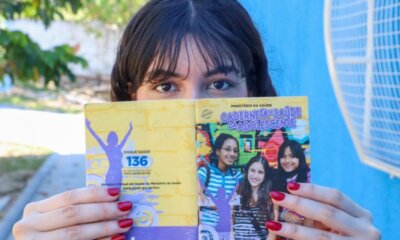 Caderneta física voltou a ser entregue e traz informações sobre saúde, desenvolvimento e sexualidade. Foto: Marcos Vicentti/Secom