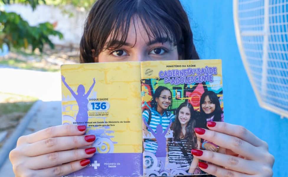 Caderneta física voltou a ser entregue e traz informações sobre saúde, desenvolvimento e sexualidade. Foto: Marcos Vicentti/Secom