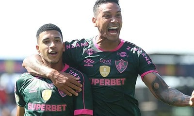 Kauã Elias celebra ao lado de Antônio Carlos o gol da vitória do Fluminense sobre o RB Bragantino (Foto: Marcleo Gonçalves/Fluminense FC)