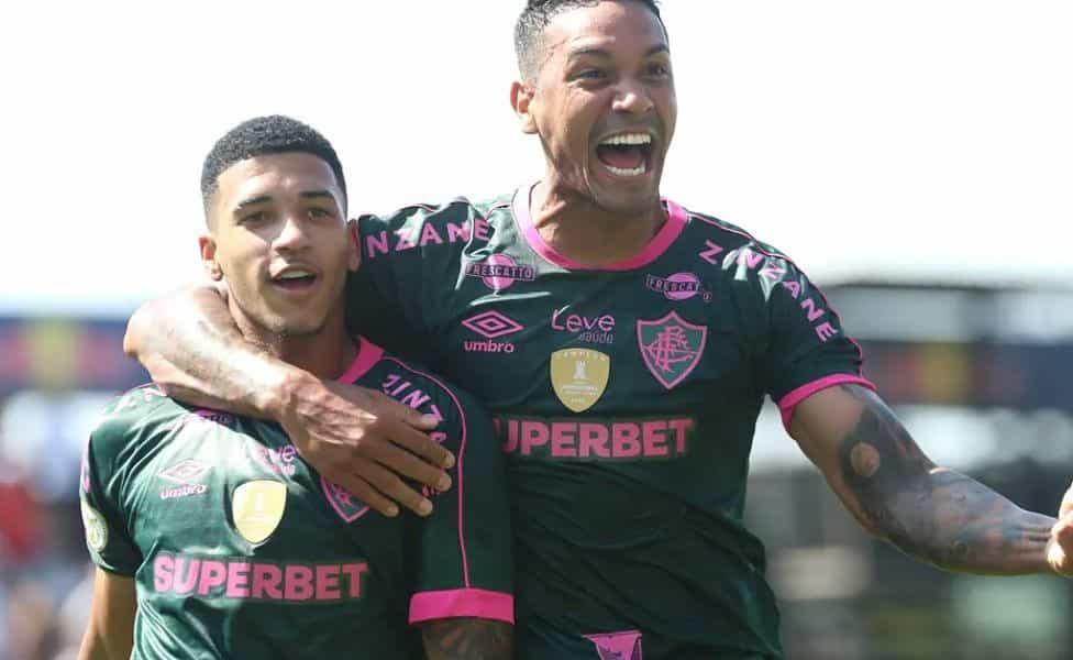 Kauã Elias celebra ao lado de Antônio Carlos o gol da vitória do Fluminense sobre o RB Bragantino (Foto: Marcleo Gonçalves/Fluminense FC)