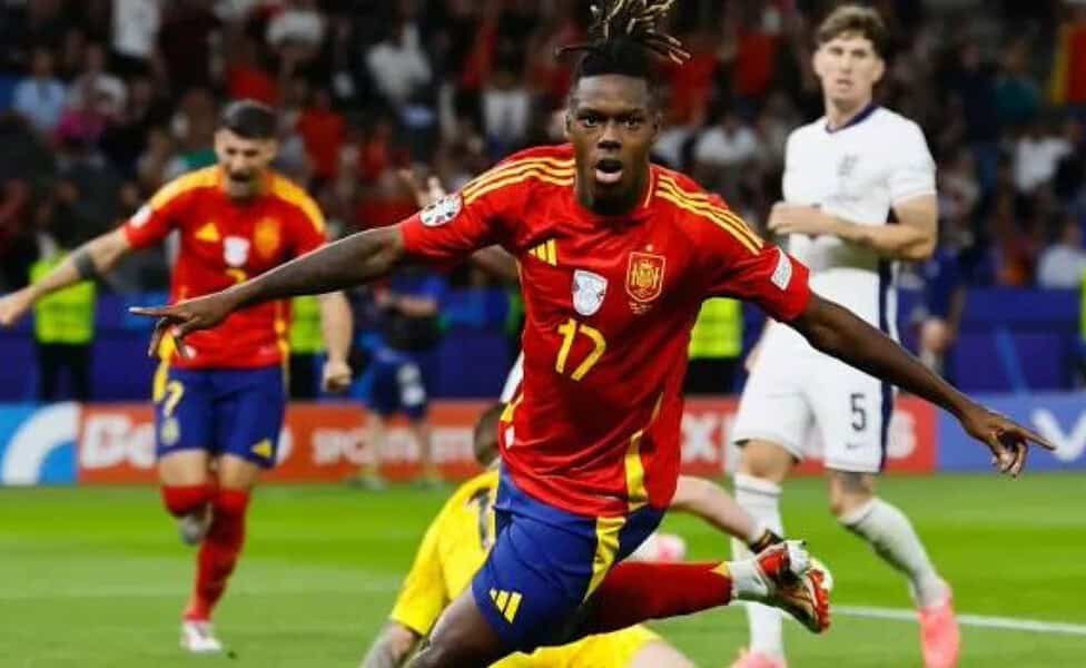 Nico Williams, da Espanha, comemora seu gol contra a Inglaterra, na final da Eurocopa
Imagem: Wolfgang Rattay/Reuters