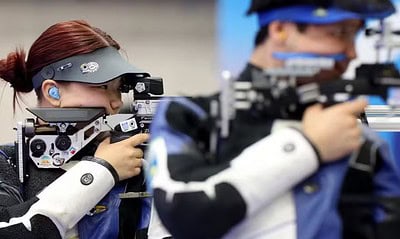 Alexandra Le e Islam Satpayev conquistaram primeira medalha das Olimpíadas de Paris em 2024 — Foto: Alain JOCARD / AFP