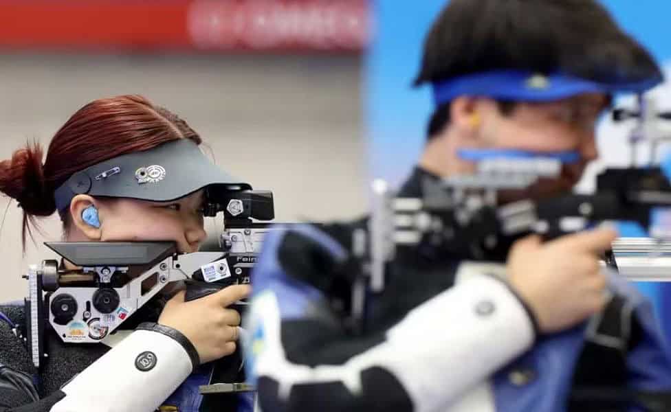 Alexandra Le e Islam Satpayev conquistaram primeira medalha das Olimpíadas de Paris em 2024 — Foto: Alain JOCARD / AFP