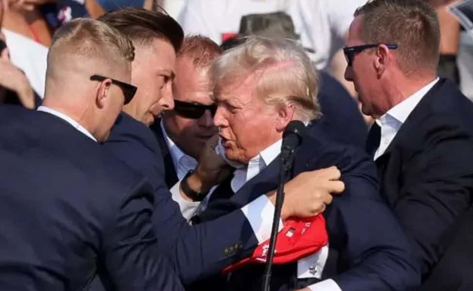 Trump é cercado por agentes do serviço secreto americano após barulhos serem registrados durante comício