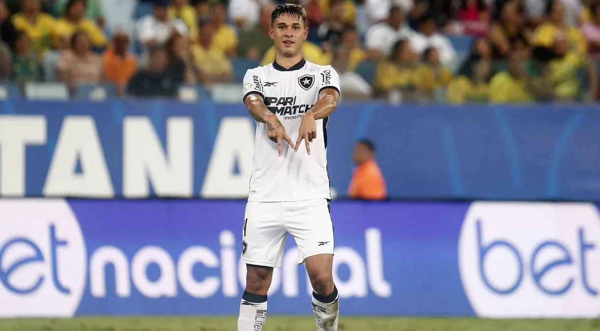 Botafogo vence Cuiabá na Arena Pantanal e cola na liderança