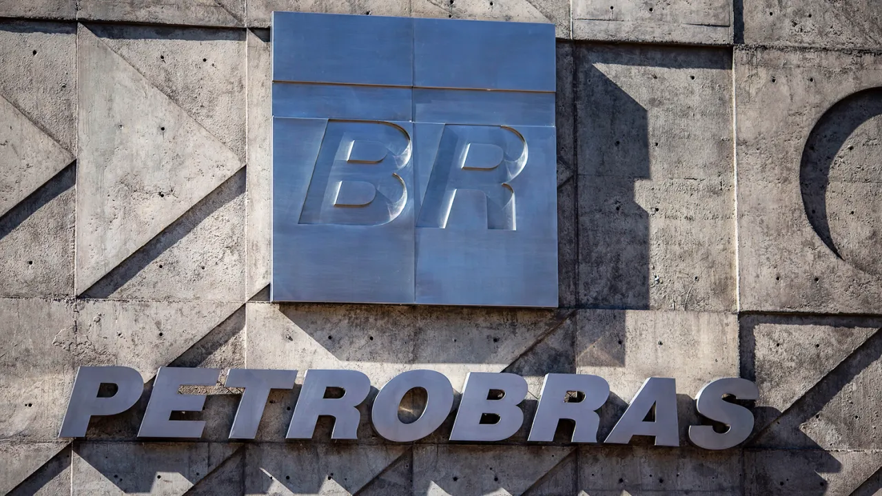 Petrobras deve atrasar o repasse do aumento de preços dos combustíveis, diz analista