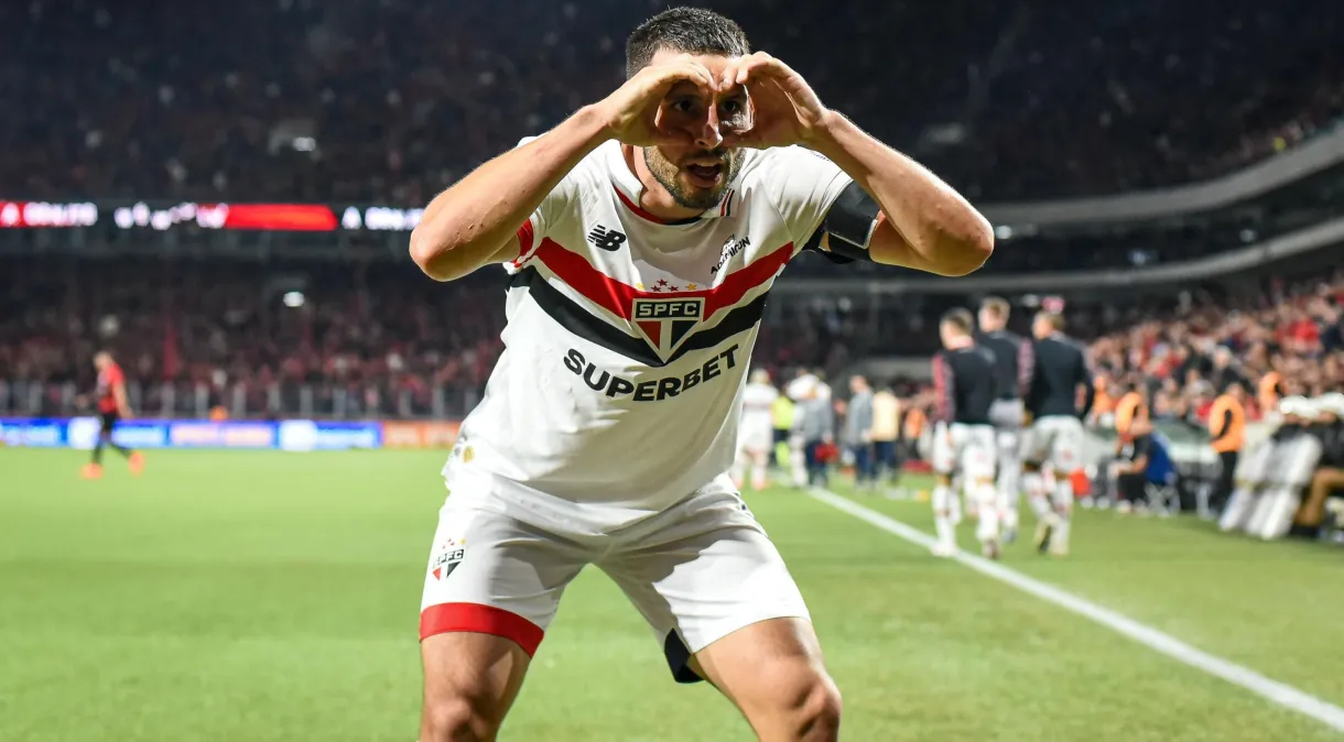 São Paulo derruba invencibilidade do Athletico-PR na Ligga Arena e dorme no G4