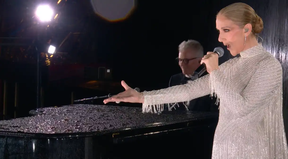 Céline Dion canta “Hino ao Amor” na Torre Eiffel na abertura da Olimpíada de Paris