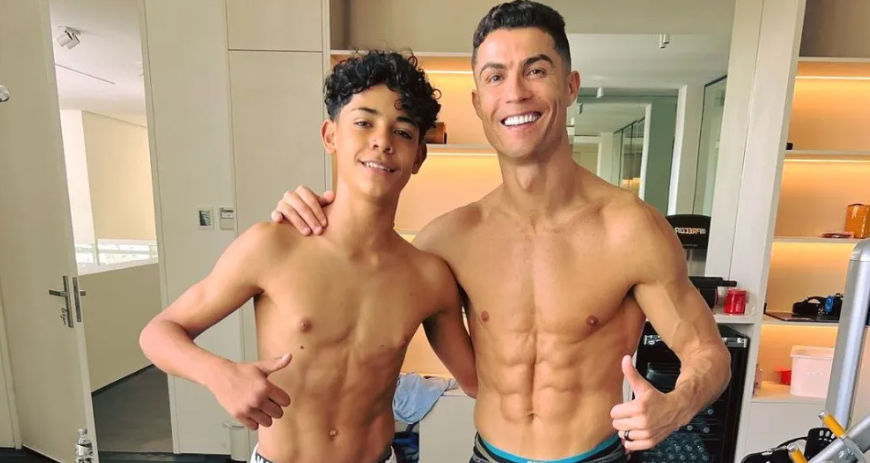 cr7 ao lado de cristiano ronaldo jr filho mais velho do atleta