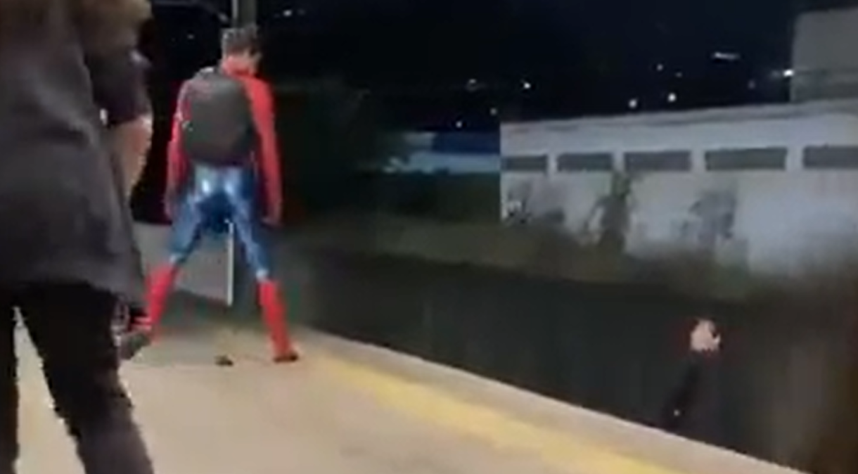 Vídeo: Após briga, “Homem-Aranha” joga passageiro no trilho do metrô em BH